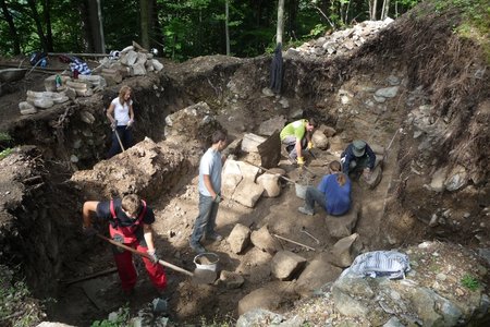 Práce na odkrývaní architektúry stredovekej kaplnky