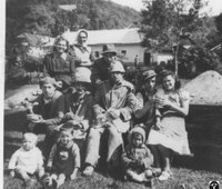 Baníci pri obede s rodinami pri šachte Žofia, 1942-43, repro: I. Ladziansky (neg. 40026)