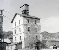 Šachtová budova s ťažnou vežou nad šachtou Ludovika, 1988, autor: I. Ladziansky (neg. 43572)úShaft building with a mining tower above the Ludovika shaft, 1988, author: I. Ladziansky (neg. 43572)