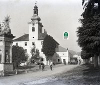 Námestie, Mestský dom a stĺp sv. Trojice, foto: F. Fiala (neg. 264)/The square, town house and the column of Holy Trinity, photo: F. Fiala (neg. 264)