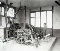 Strojovňa ťažného stroja na šachte Jozef, 1918, repro: I. Ladziansky (neg. 47447)/Engine room of the traction machine at Joseph shaft, 1918, reproduction: I. Ladziansky (neg. 47447)