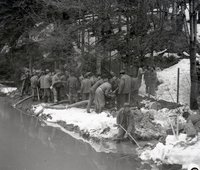 Vodárenské jazero – záchranné práce 24.2.1977, Banská Štiavnica, autor: I. Herčko (neg. 31621)/Vodárenská water reservoir – rescue work 24/02/1977, Banská Štiavnica, author: I. Herčko (neg. 31621)