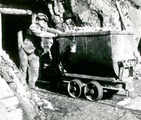 Doprava rudy vozíkmi, 1939, autor: V. Ladziansky (neg. 22540)/Transportation of ore by carts, 1939, author: V. Ladziansky (neg. 22540)