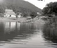Jazero Počúvadlo, v pozadí rekreačné stredisko, 1970, autor: S. Protopopov (neg. 6161)/Počúvadlo water reservoir, recreation center in the background, 1970, author: S. Protopopov (neg. 6161)
